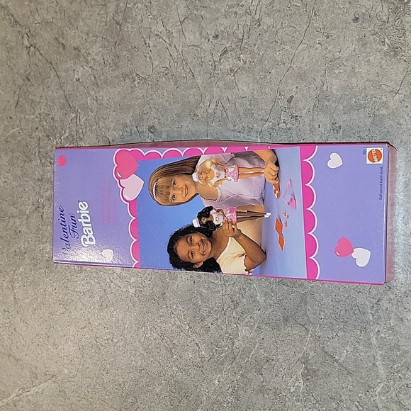 (J10) 1996 Valentine Fun Barbie - Picture 3 of 7